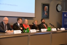 W prezydium na auli KSAP zasiadają od lewej: Dyrektor Jan Pastwa, Szef SC Dowiat-Urbański, Barbara Jaworska-Dębska, Maria Gintowt-Jankowicz, Marek Kisilowski