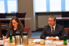 uczestnicy siedzą przy stole