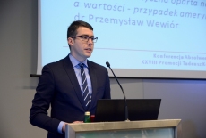 Słuchacz przy mównicy.