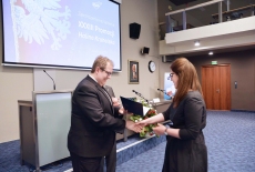 absolwentka odbiera dyplom z rąk dyrektora KSAP