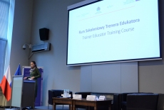 prelegentka przy mównicy