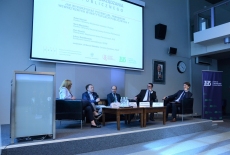 uczestnicy panelu podczas dyskusji