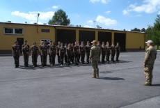 słuchacze stoją w dwurzędzie na zewntąrz - ćwiczą musztrę