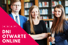 troje młodych uśmiechniętych ludzi, w tle półki z książkami. W rogu zdjęcia czerwony trójkąt z białym napisem dni otwarte online oraz KSAP