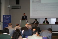 Łukasz Ośmiałowski z Ośrodka Kształcenia Ustawicznego przemawia na mównicy