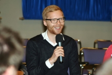 uczestnik warsztatów mówi do mikrofonu