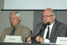 Prelegent i Jan Pastwa siedzą przy stole.