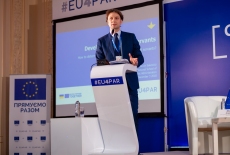 Przedstawiciel KSAP przemawia przy mównicy