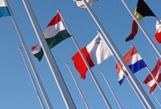 Powiewające flagi państw członkowskich UE