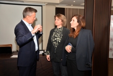 Trójka uczestników rozmawia