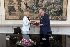 dyrektor KSAP i dyrektor generalny służby zagranicznej po podpisaniu porozumienia