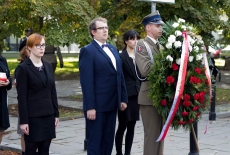 przedstawiciele KSAP składają wieniec