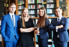 słuchacze stoją w bibliotece