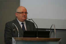 Dyrektor Jan Pastwa przemawia przy mównicy.