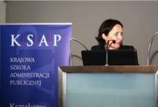 Uczestniczka konferencji Absolwentów przemawia do mikrofonu.