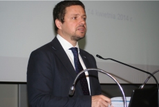 Minister administracji i cyfryzacji Rafał Trzaskowski przemawia przy mównicy.