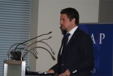 Minister administracji i cyfryzacji Rafał Trzaskowski przemawia przy mównicy.