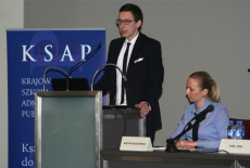 Słuchacz XXIV Promocji Wiesław Chrzanowski przemawia przy mównicy.