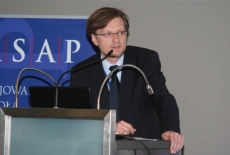 Uczestnik konferencji Absolwentów przemawia do mikrofonu.