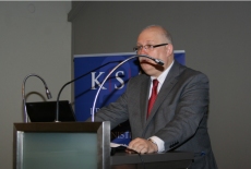 Dyrektor Krajowej Szkoły Administracji Publicznej przemawia, stojąc przy mównicy.