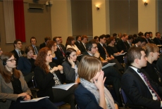 Uczestnicy piątej edycji konferencji Frankofońska zgromadzeni na sali słuchają odczytu.