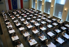 Uczestnicy do KSAP w auli podczas egzaminu 