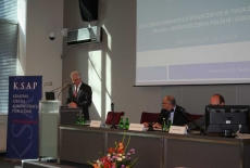 Dyrektor KSAP Jacek Czaputowicz przemawia na mównicy