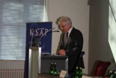 Dyrektor KSAP Jacek Czaputowicz przemawia na mównicy
