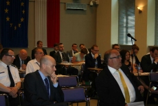 Zgromadzeni uczestnicy konferencji siedzą na auli