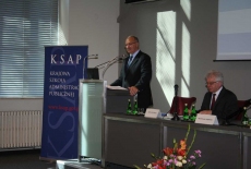 Pan przemawia na mównicy