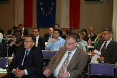 Zgromadzeni uczestnicy konferencji siedzą na auli