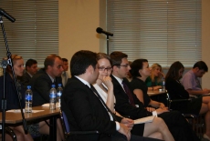 Zgromadzeni uczestnicy konferencji siedzą na auli