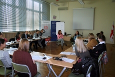 Uczestnicy szkolenia siedzą w lawkach.