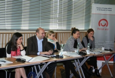 Uczestnicy szkolenia siedzą w lawkach.