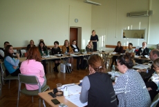 Uczestnicy szkolenia siedzą w lawkach.