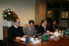 Goście siedzą przy stole.