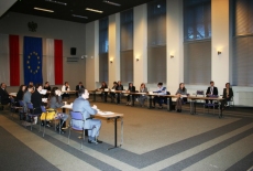 Uczestnicy szkolenia siedzią na sali w ławkach.