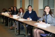 Uczestnicy szkolenia siedzią na sali w ławkach.