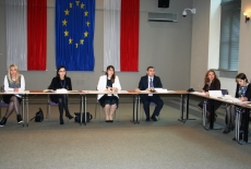 Uczestnicy szkolenia siedzią na sali w ławkach.