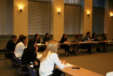 Uczestnicy szkolenia siedzią na sali w ławkach.