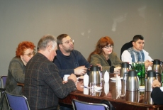 Uczestnicy siedzą przy stole.