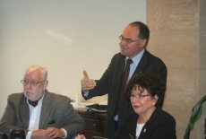 Przedstawicielka „Majdan Monitoring” na spotkaniu KSAP siedzi przy stole obok niej siedzi Prof. Stępień i Stoi Dyrektor Haliniak.