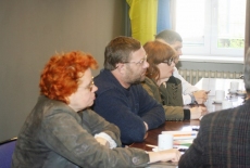 Przedstawiciele „Majdan Monitoring” na spotkaniu KSAP siedzą przy stole.