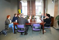 Uczestnicy siedzą przy stole.