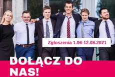 Grupa młodych uśmiechniętych ludzi trzymających sobie ręce na plecach.