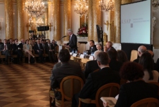 fot. Sebastian Szulfer/KSAP Uczestnicy spotkania siedzą na sala, przy mównicy przemawia Jacek Czaputowicz