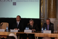 fot. Sebastian Szulfer/KSAP przy stole siedzi Tomasz Arabski Henryk Samsonowicz oraz David Walker