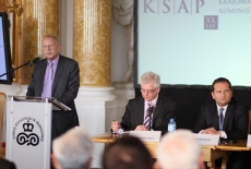 fot. Sebastian Szulfer/KSAP Pan stoi na mównicy i przemawia. Obok przy stole siedzi Jacek Czaputowicz i Tomasz Arabski