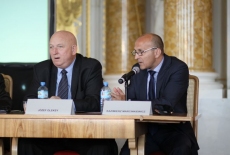 fot. Sebastian Szulfer/KSAP Kazimierz Marcinkiewicz siedzi przy stole i mówi do mikrofonu, obok siedzi Józef Oleksy