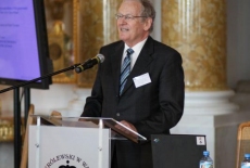 fot. Sebastian Szulfer/KSAP Pan stoi przy mównicy i mówi do mikrofonu